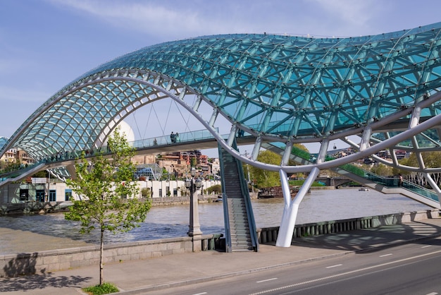 Ponte da paz em tbilisi através do verão do centro histórico da cidade do rio kura