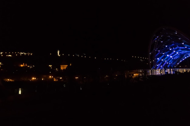 Ponte da Paz em Tbilisi Ponte pedonal sobre o rio Kura à noite