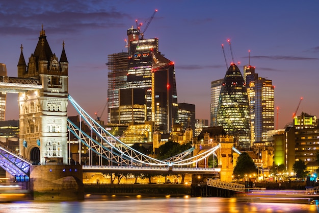 Ponte da torre de londres com o edifício do centro