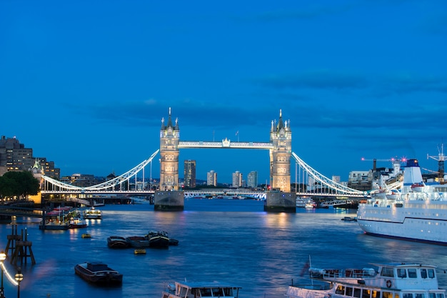 Ponte da torre em Londres à noite