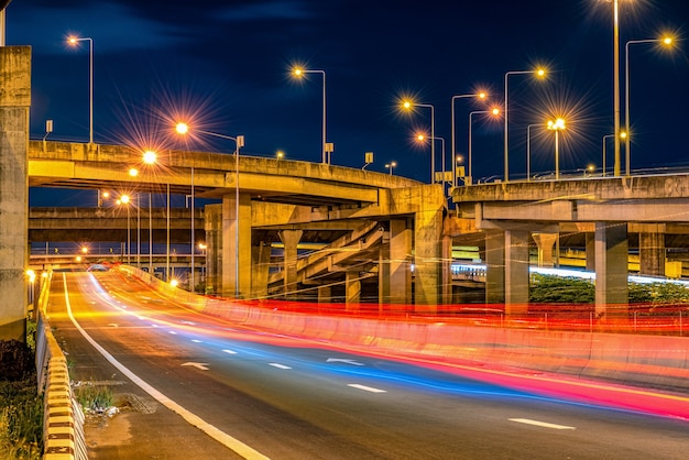 Foto ponte da via expressa e tráfego à noite