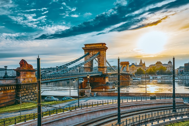 Ponte das Correntes de Szechenyi no período da manhã. Budapeste, Hungria.