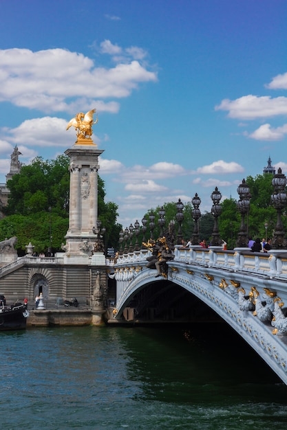 Ponte de alexandre iii sobre o rio sena em um dia ensolarado de verão, frança