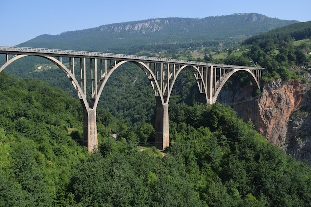 Ponte de arco contra o céu