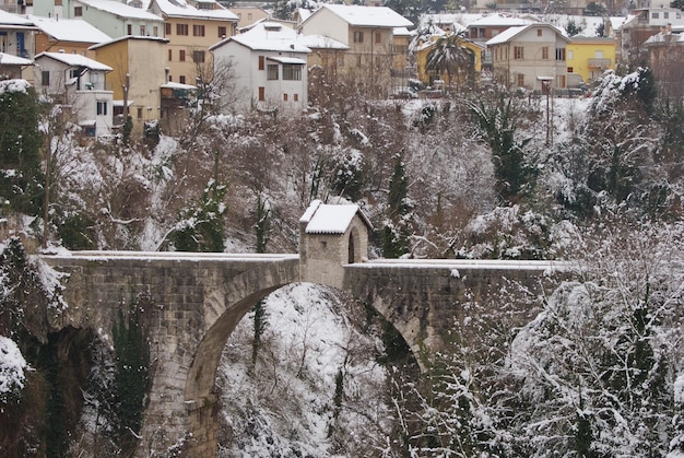 Ponte de arco em um bairro residencial durante o inverno