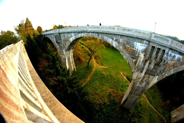 Ponte de arco sobre o campo contra o céu