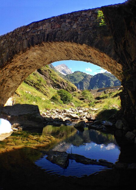 Foto ponte de arco sobre o lago