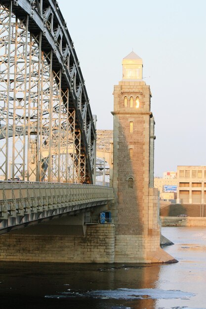 Foto ponte de arco sobre o rio contra o céu claro