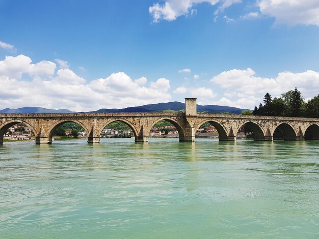 Ponte de arco sobre o rio contra o céu