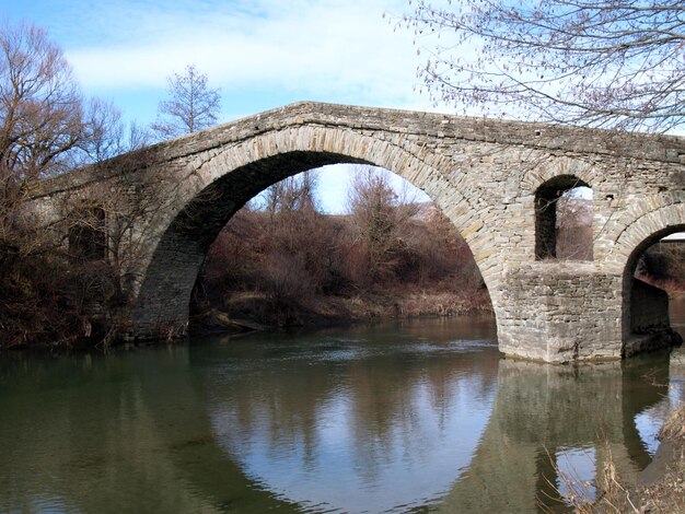 Foto ponte de arco sobre o rio contra o céu