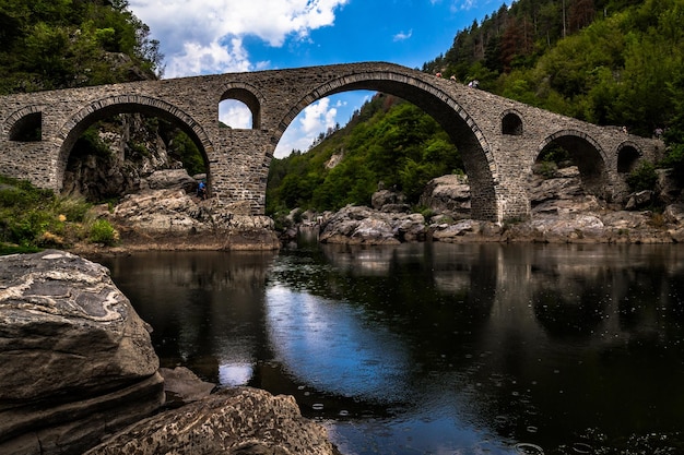 Foto ponte de arco sobre o rio contra o céu