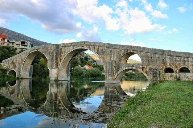 Foto ponte de arco sobre o rio contra o céu