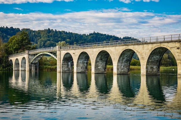 Ponte de arco sobre o rio contra o céu