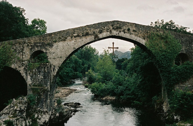 Foto ponte de arco sobre o rio contra o céu