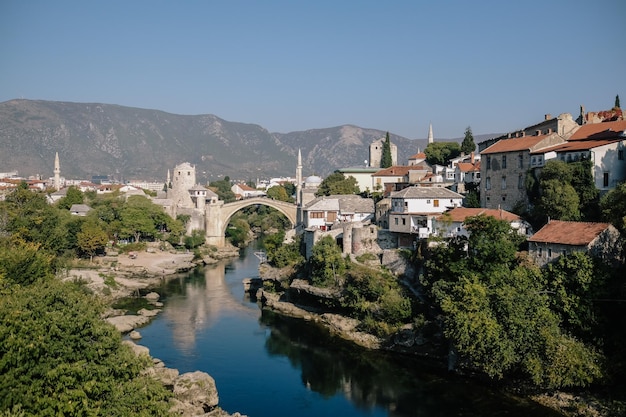 Ponte de arco sobre o rio na cidade