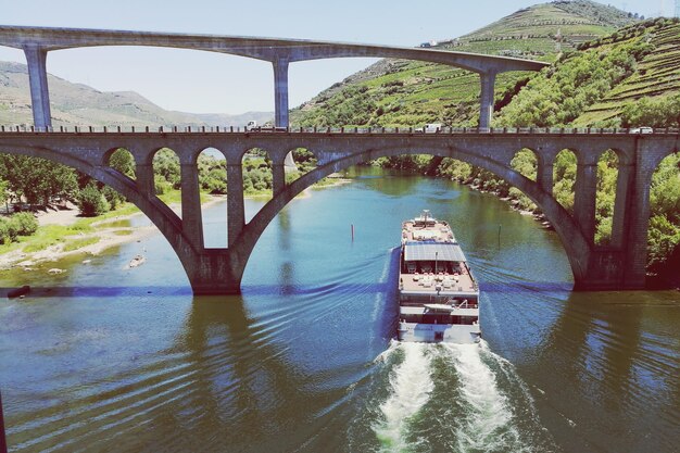 Foto ponte de arco sobre o rio