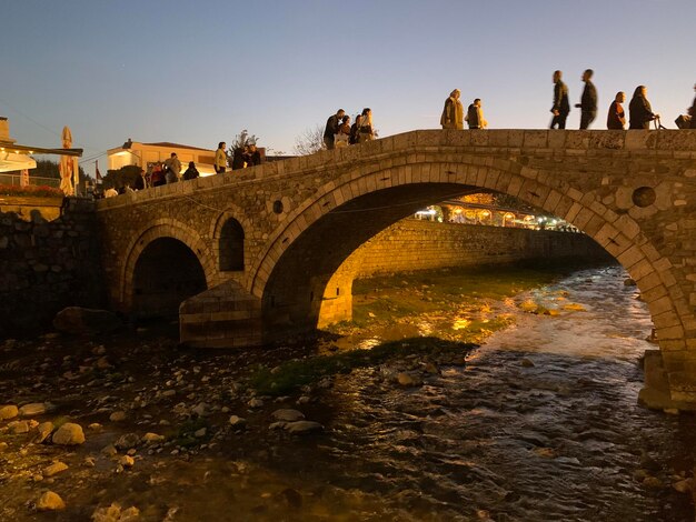 Foto ponte de arco sobre o rio