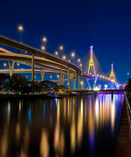 Ponte de Bhumibol com reflexo de água da Tailândia