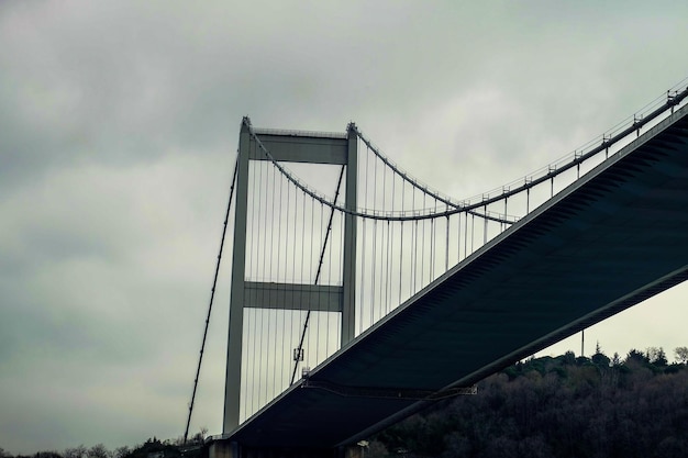 Ponte de bósforo preto e branco sobre o mar de mármara em istambul