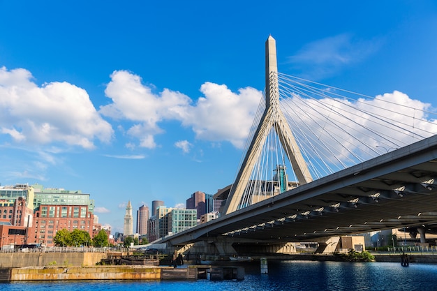 Ponte de Boston Zakim em Bunker Hill Massachusetts