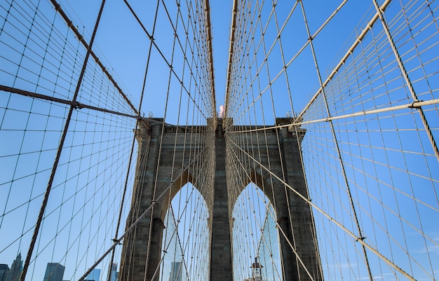 Ponte de brooklyn de nova york em manhattan closeup com arranha-céus