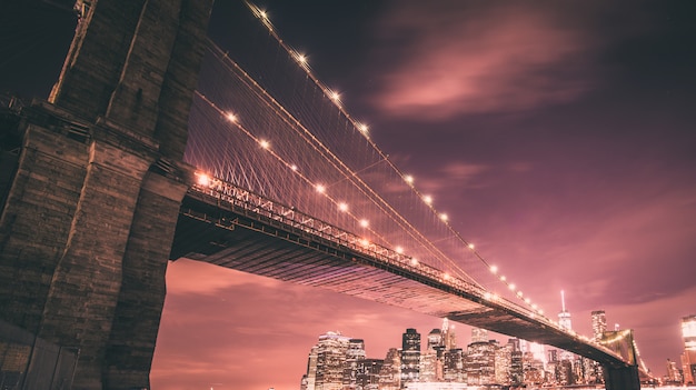 Ponte de brooklyn e manhattan skyline à noite