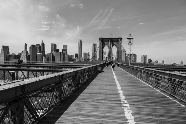 Ponte de brooklyn por edifícios modernos contra o céu