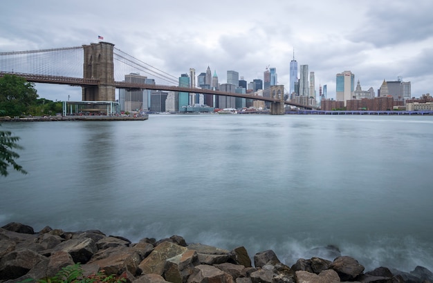 Ponte de Brooklyn, vista do dia nublado de Brooklyn park