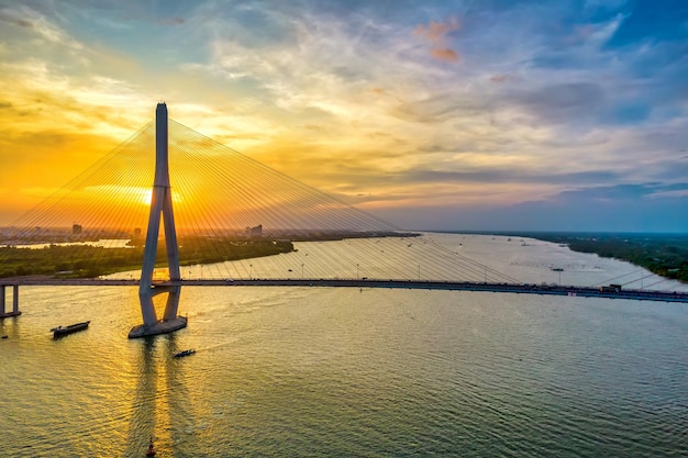 Ponte de Can Tho, cidade de Can Tho, Vietnã, vista aérea do céu pôr do sol. A ponte Can Tho é famosa ponte em mim