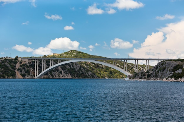 Ponte de concreto sobre a baía do mar