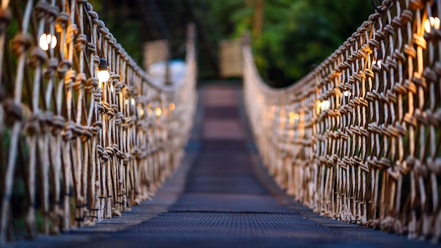 Ponte de corda decorada com lâmpada de aquecimento à noite