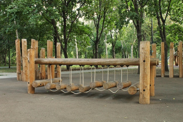 Ponte de corda no parque infantil de madeira moderno ao ar livre em um parque público da cidade. Vida ecologicamente correta