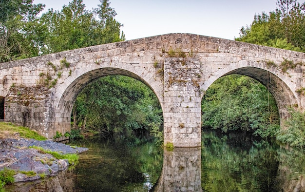 Ponte de estilo romano sobre o rio Tuela em Hermisende (Zamora - Espanha). Sanabria.