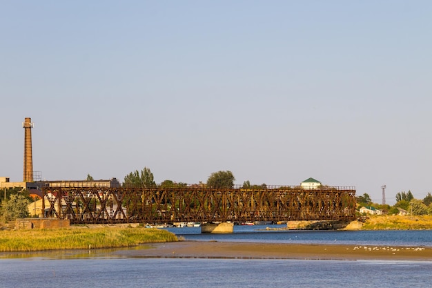 Ponte de ferro em Genichesk Ucrânia