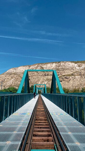 Ponte de ferro junto às lagoas entre Arganda del Rey e Rivas em Madrid