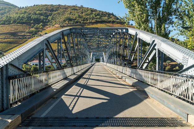 Ponte de ferro sobre o rio Duoro na aldeia do Pinhao Portugal Destinos de viagem em Portugal