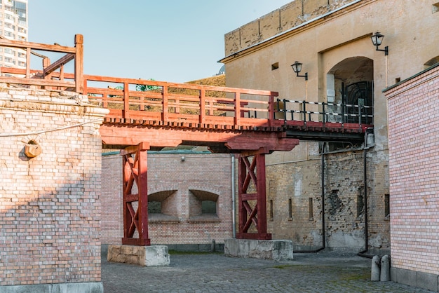 Ponte de fortaleza vermelha para entrada feita de troncos de árvores Building Bastion Control Protection