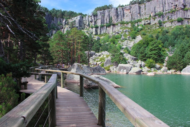 Ponte de madeira de excursão ao lago