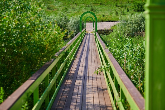 Ponte de madeira em frente ao rio