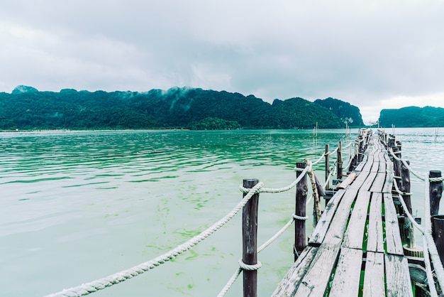 ponte de madeira em Talet Bay em Khanom, Nakhon Sri Thammarat, ponto turístico turístico da Tailândia