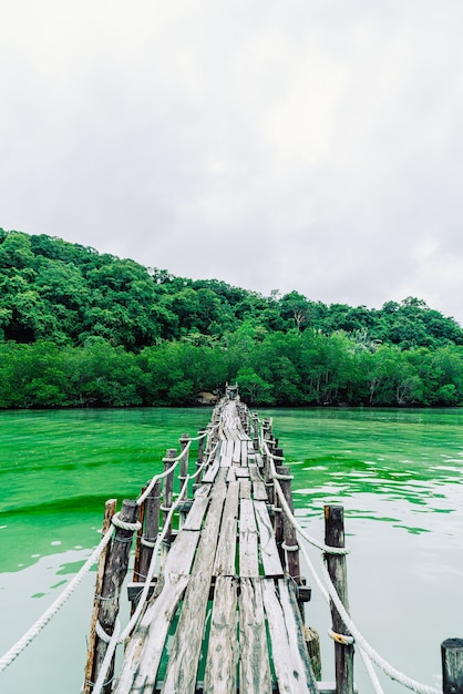 ponte de madeira em Talet Bay em Khanom, ponto turístico turístico de Nakhon Sri Thammarat na Tailândia