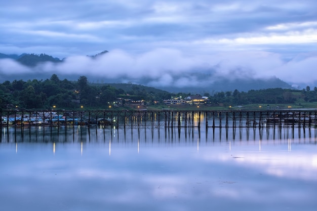 Ponte de madeira famosa cênica de seg em sangkhlaburi