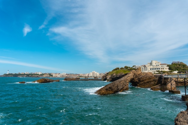 Ponte de madeira junto à Plage du Port Vieux em Biarritz, feriado no sudeste da França