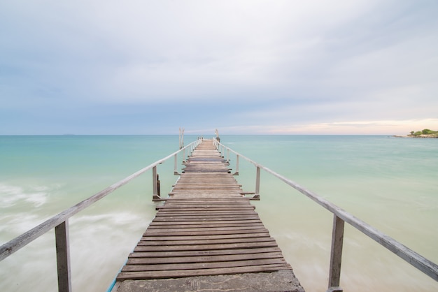 Foto ponte de madeira na praia na ilha samet, tailândia