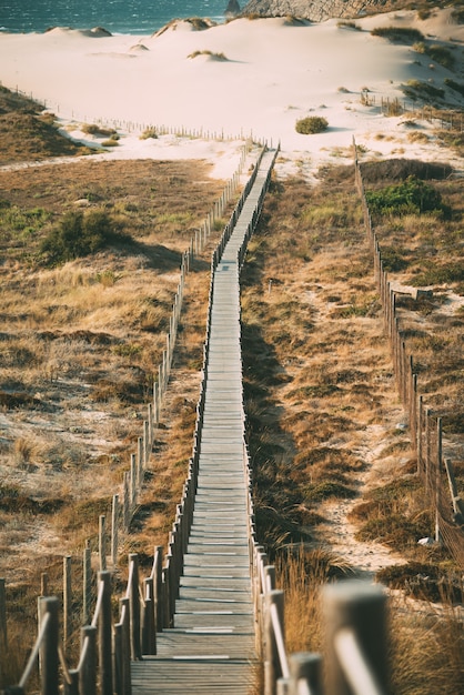 Ponte de madeira na praia