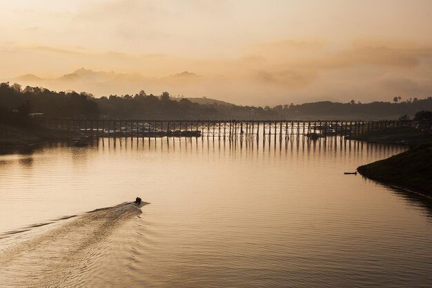 Foto ponte de madeira sangklaburi kanchanaburi tailândia