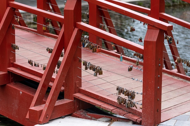 Ponte de madeira sobre o lago com cadeados de amor