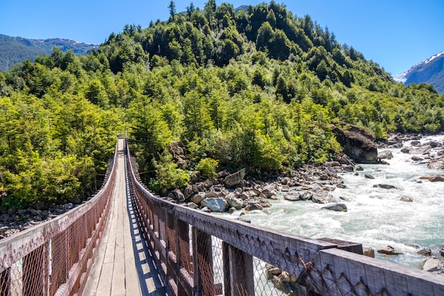 Ponte de madeira sobre o rio murta, paisagem com belas montanhas, patagonia, chile, américa do sul