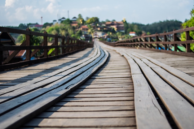 ponte de madeira velha na Tailândia