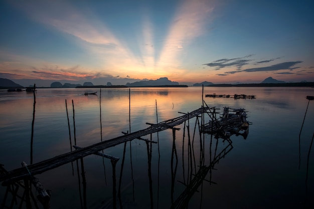 Ponte de madeira velha no tempo do nascer do sol em Phangnga, Tailândia.